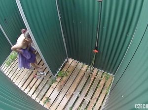 Скрытая камера снимает голую шмару в раздевалке на пляже