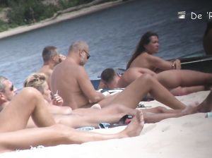 За нудистами пристально наблюдают с помощью камеры