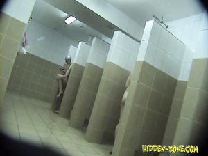 Бабенки разгуливают голышом по бане и не знают что за ними следят