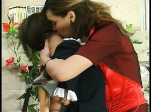 Взрослая госпожа подставила свою вагину служанке