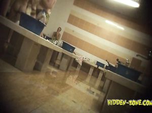 Камера тщательно снимает голых баб в общей бане