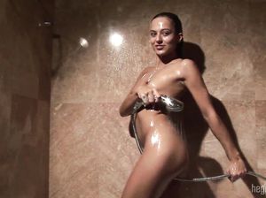 Красотка в ванной мастурбирует от души