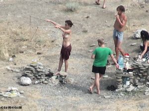 За нудистами подглядывают на безлюдном пляже