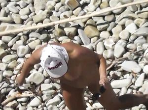 Дама без одежды попала в объектив скрытой камеры