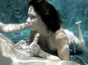 Парень качественно отымел милашку раком на дне бассейна