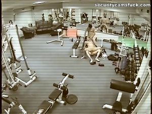 Скрытая камера в тренажерке спалила групповой секс
