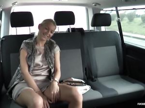 Самка в лимузине поебалась на заднем сиденье