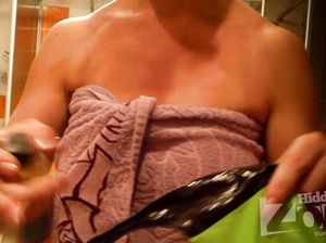 Девка в душе чуть не спалила скрытую камеру в стене