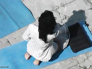 Красивая сучка на пляже загорает голой