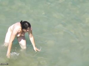 За обнаженными телками на пляже подсматривают через камеру