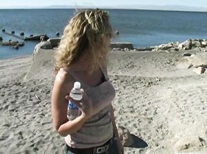 Молодая блондинка в сапогах трогает себе клитор