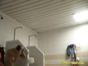 За голыми тетками подсматривают через камеру