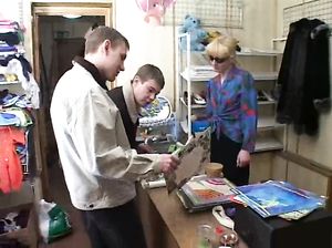 Три русских кобеля выебали зрелую продавщицу