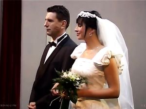 Похотливая невеста захотела потрахаться во время свадьбы
