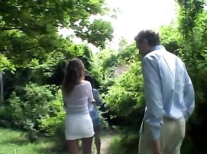 Мужик засадил двум хохлушкам в задницы