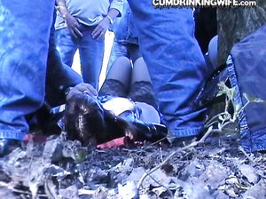 Зрелую милфу толпой трахают в лесу