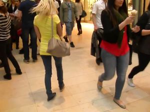 Немка по быстрому сделала минет в туалете