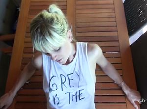 Немка с потрясающе красивыми глазами смачно сосет