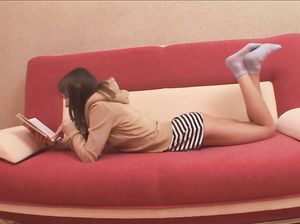 Худая Елизавета самозабвенно ласкает узкую пизду