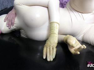 Реалистичную куклу в латексе лихо поимел мужик