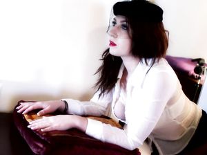 Даму с вуалью грубо бьют по ягодицам в красных трусиках