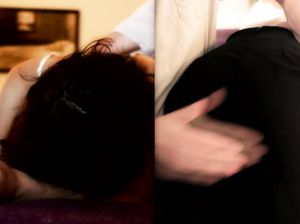 Девчонку в очках наказывают шлепками по ягодицам