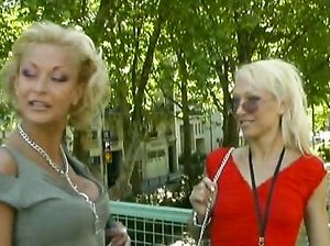 Две хохлушки дают мужику в задницы