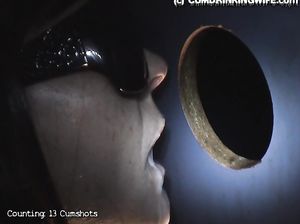 Женщина сосет через стенку небольшой член