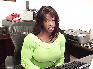 Чернокожая культуристка показала мускулистое тело