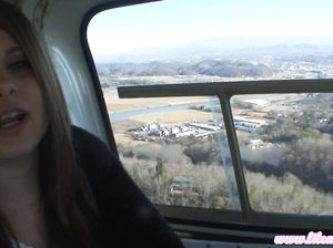 Милашка в самолете рассказывает, как бы ей хотелось секса