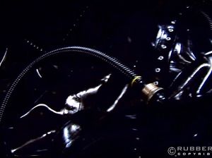 Девка в латексе активно онанирует