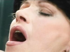 Зрелая ухоженная бабенка сосет молодчику пенис