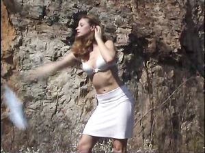 Возбуждающее представление на природе от сладкой малышки