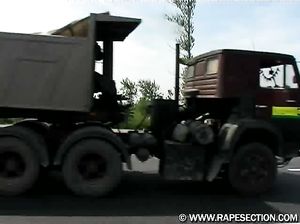 Русские извращенцы подвезли девчонку и грубо трахнули