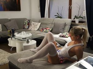 Немецкая крошка получила анальные шарики в попу