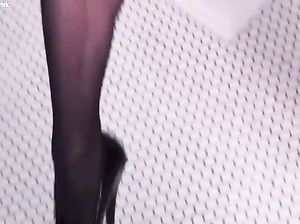Куколка в колготах подрочила самцу в туалете