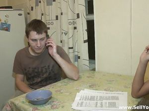 Чувак продал свою любимую за деньги незнакомому парню