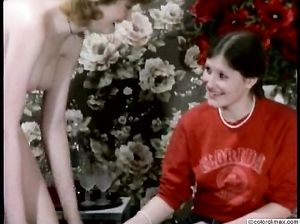 Две телки с волосатыми мохнатками скачут на хуе