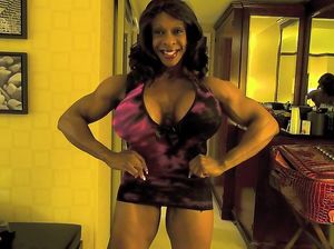 Страшно некрасивая чернокожая спортсменка демонстрирует голое тело