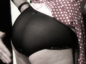 Женщина в прозрачных трусиках подверглась порке