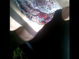 Телка за деньги активно трахается в машине