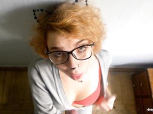 Домашний минет от рыженькой крошки в очках