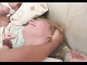 Π§ΡΠ²Π°ΠΊ ΡΠ²ΡΠ·Π°Π» Π±ΠΎΠΉΡΡΠ΅Π½Π΄Π° ΠΠ°ΡΠΈ ΠΈ Π³ΡΡΠ±ΠΎ ΠΏΠΎΠΈΠΌΠ΅Π» Π΅Π΅ ΡΡΠ΄ΠΎΠΌ Π½Π° ΠΊΡΠΎΠ²Π°ΡΠΈ