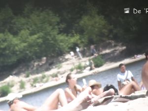 Голые нудисты гуляют по песчанному пляжу