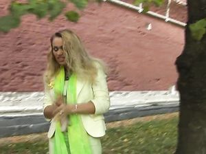 Девушка не удержалась и села пописать в парке