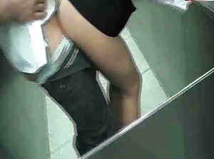 Девушка в лифте смачно сосет член