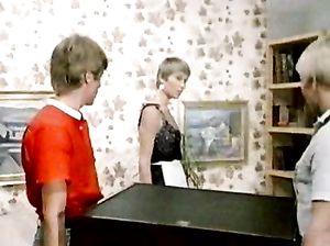 Зрелая сучка одновременно заглатывает для твердых фаллоса