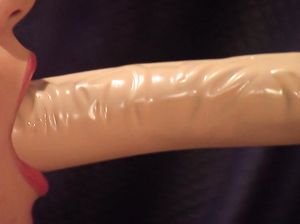 Девушки облизывают вибратор пухлыми губами