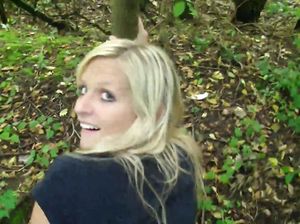 Блондинка делает минет и трахается с парнем в людном парке