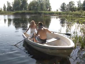 Наташа покаталась в лодке с другом и соснула ему